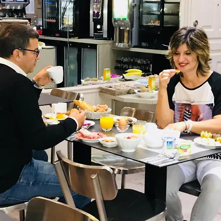 Cecyl Centre מלון